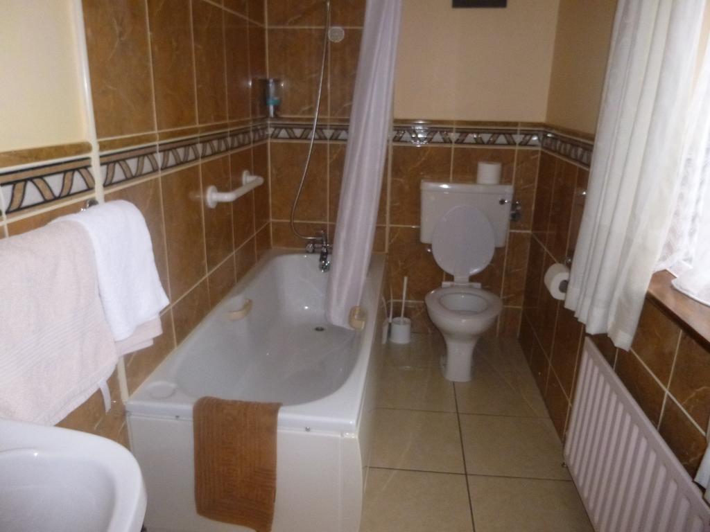 Clifford'S Ocean View B&B Уотървил Стая снимка